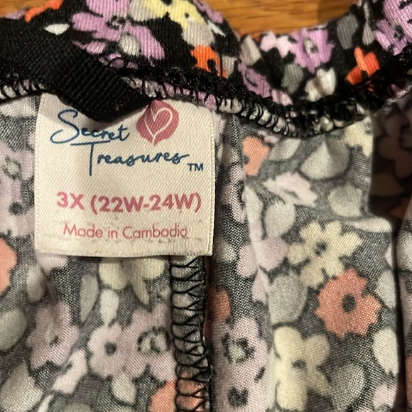 Secret Treasures floral Pajama Set- Button up top w/Capri length bottoms size 3x - Picture 6 of 7